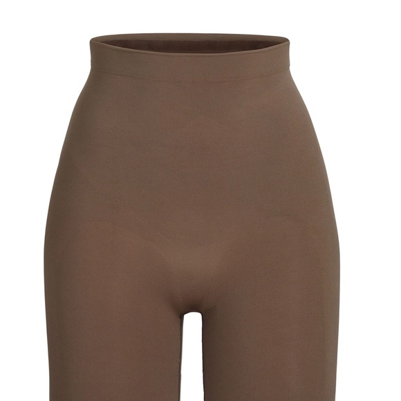*SKIMS* Sculpting Short Mid Thigh - Picture 4 of 4